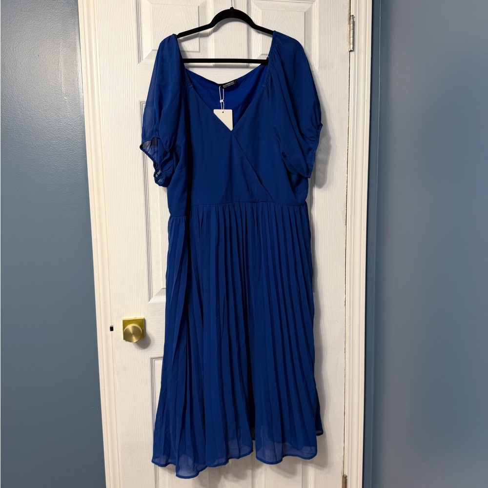 NWT Bloomchic Royal blouse midi dress with pleated skirt and cap sleeves size 22